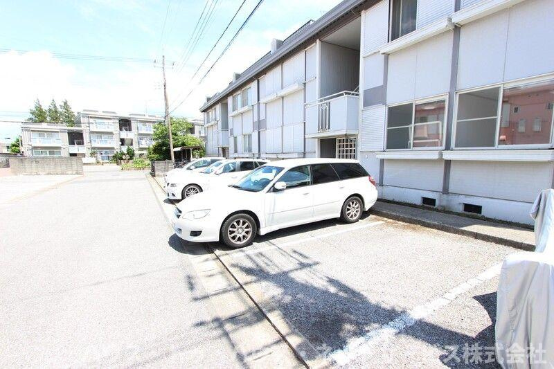 ジュネスコーポB棟の駐車場