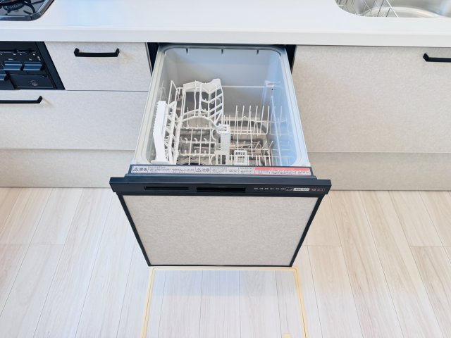 三郷市上彦名新築戸建【彦郷小学校：9分】のキッチン|家事の手間をグッと省けるビルトイン食洗器