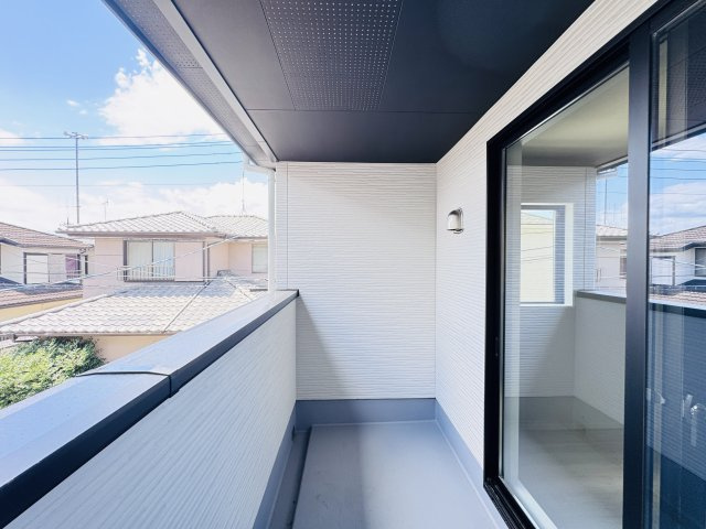 三郷市上彦名新築戸建【彦郷小学校：9分】のバルコニー|寝室前・南向きバルコニー・日当たり良好♪