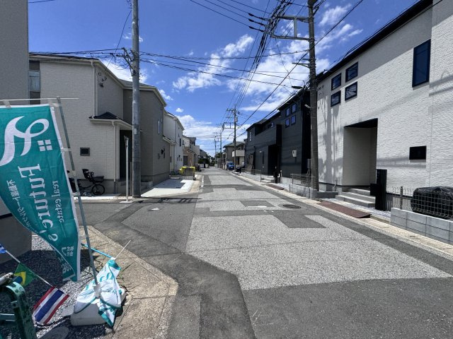 三郷市上彦名新築戸建【彦郷小学校：9分】の前面道路含む現地写真|北側前面道路・幅員約6ｍ