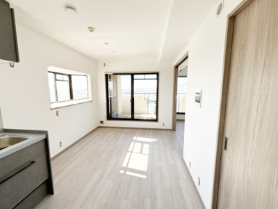 【居間・リビング】 | 芦屋パインクレスト | 2026年1月フルリフォーム済の綺麗な住まい。芦屋の花火大会がお部屋から楽しめます♪