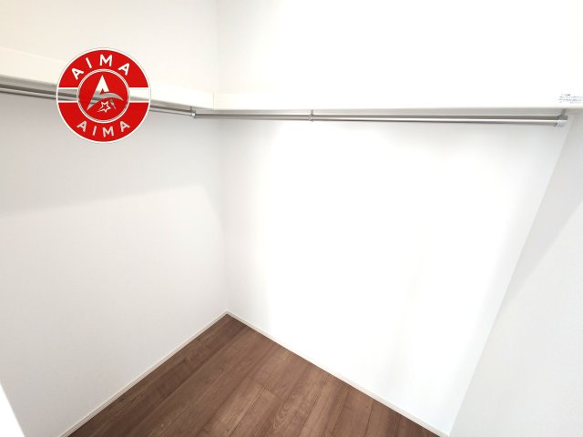 大野城市緑ケ丘3丁目第1-1棟（A号棟）の収納|洋服や大きな荷物が多い方や人数の多いご家族などは、一般的なクローゼットよりもウォークインクローゼットのほうが使い勝手が良いです。