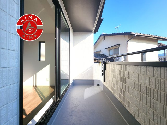 大野城市緑ケ丘3丁目第1-1棟（A号棟）のバルコニー|風をしっかりと感じられるバルコニーでは、毎日が洗濯日和です。広々としているので洗濯も楽しくなるでしょうし、気分転換にバルコニーからの眺めを楽しむのもいいでしょう。