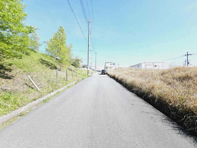 加東市南山土地①の前面道路含む現地写真|■北東側道路幅員約6m公道に間口約34.0ｍ接面。