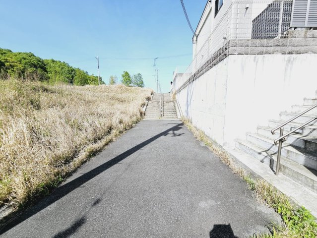 加東市南山土地①の前面道路含む現地写真|■南東側道路幅員約4m公道に間口約17.0ｍ接面。