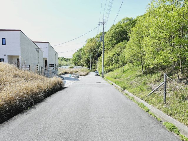 加東市南山土地①の前面道路含む現地写真|■北東側道路幅員約6m公道に間口約34.0ｍ接面。