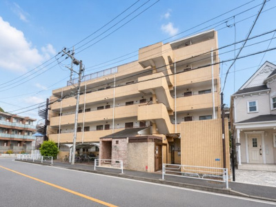 【外観】 | コーラル根岸　根岸まで5分/庭付き/Reform物件/広々ＬＤＫ | ◆管理体制良好なマンションです。清潔感のあるエントランスに開放感のある住環境。