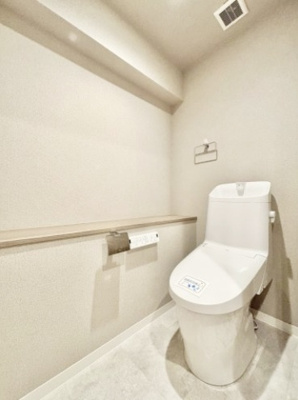【トイレ】 | 東灘ロイヤルマンション | トイレには快適な温水洗浄便座付き