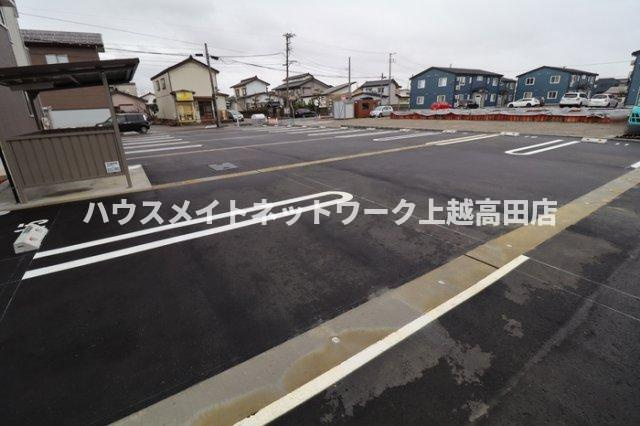 ピュア・リリアスⅢの駐車場|消雪付駐車場