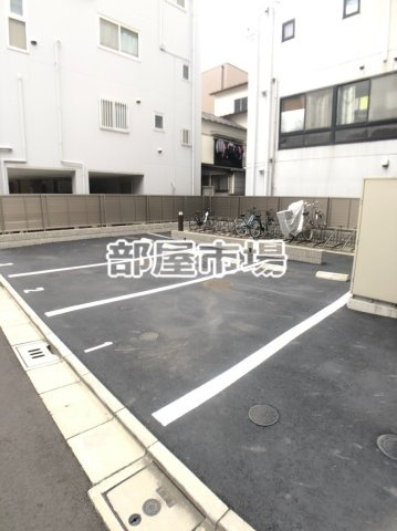 フォンターナ入谷の駐車場