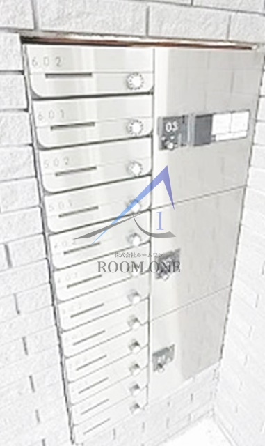 Bloom Residenceのその他共用部分|集合ポストと宅配ボックスです。