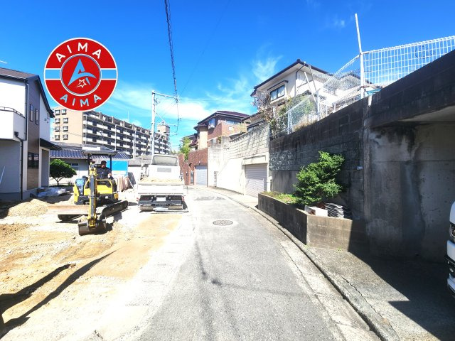 福岡市西区拾六町3丁目第1-2棟（A号棟）の前面道路含む現地写真|前面道路は閑静な住宅地をはしる車通りの少ない道路。お車の出し入れが苦手なママや小さなお子様にも安心ですね。しっかり舗装もされているので、ベビーカーや自転車で通っても快適に通行できます。