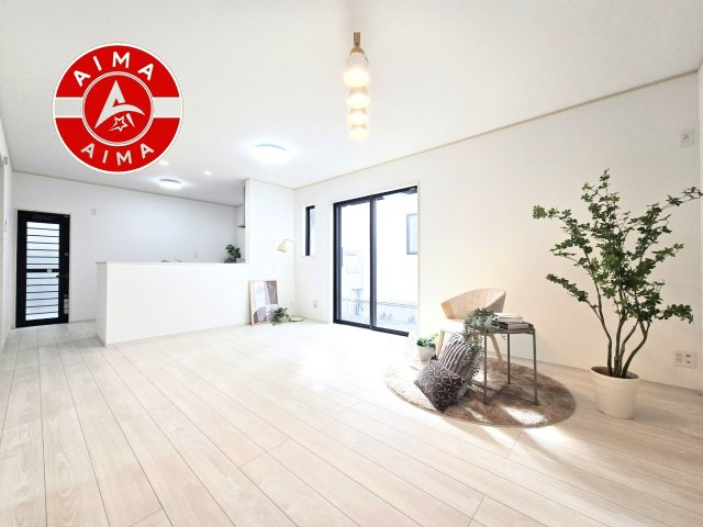 福岡市西区拾六町3丁目第1-2棟（B号棟）の内観：施工例|ご家族を近くに感じられる対面キッチンのLDK。会話もはずみそうですね。