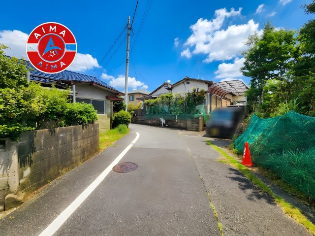 福岡市東区和白東5丁目第1-1棟（1号棟）の前面道路含む現地写真|前面道路は閑静な住宅地をはしる車通りの少ない道路。お車の出し入れが苦手なママや小さなお子様にも安心ですね。しっかり舗装もされているので、ベビーカーや自転車で通っても快適に通行できます。