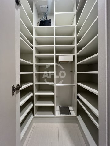 グランドメゾン新梅田タワー THE CLUB RESIDENCEの収納|グランドメゾン新梅田タワー THE CLUB RESIDENCE　シューズインクローゼット