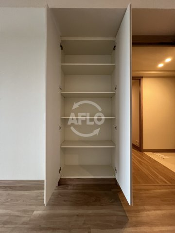 グランドメゾン新梅田タワー THE CLUB RESIDENCEの収納|グランドメゾン新梅田タワー THE CLUB RESIDENCE　リビング収納