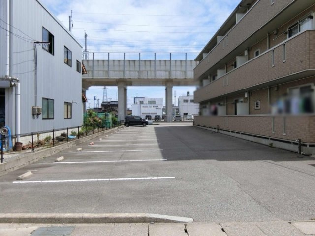 イン・ハピネスⅡの駐車場