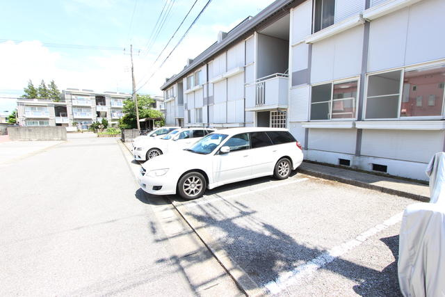 ジュネスコーポＢ棟の駐車場