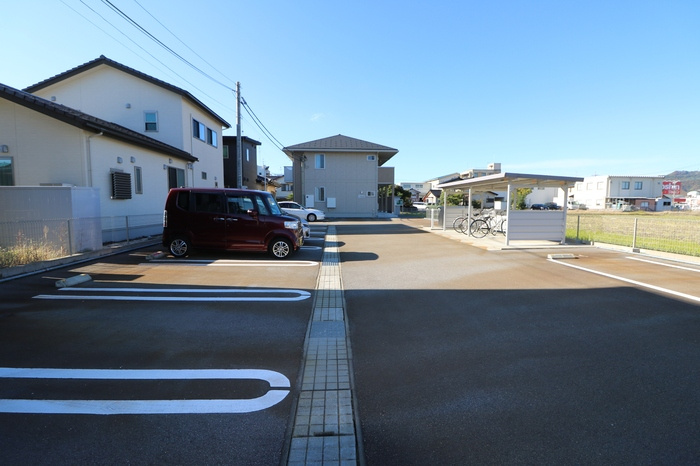 ルミネス大坪の駐車場