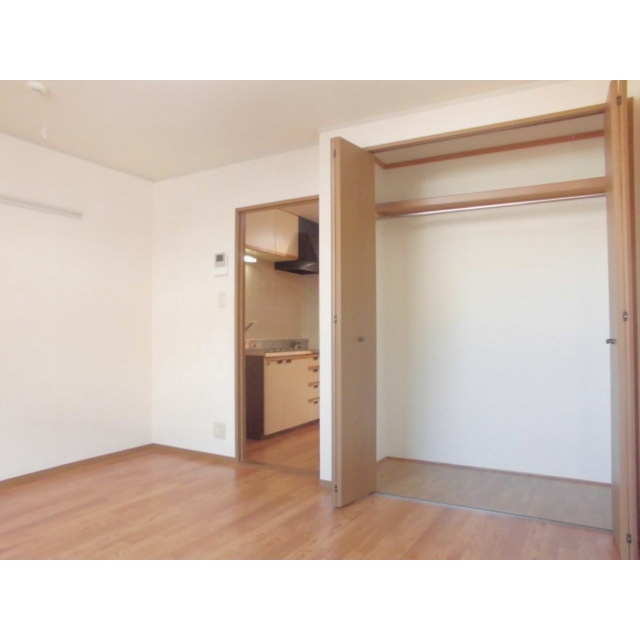 岐阜市日野東４丁目のアパートの居間・リビング