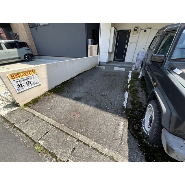 スターロード五月の駐車場