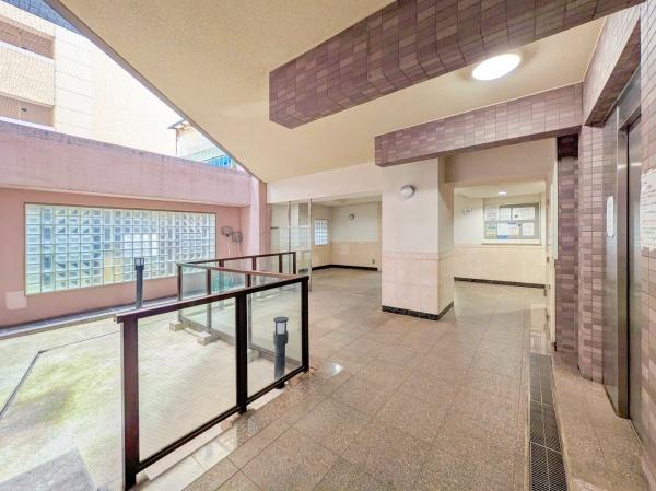 ラディエンス関内南のエントランス|エントランスにはオートロックがついており、防犯面も安心！
清掃も行き届いています
