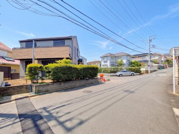 横浜市栄区本郷台３丁目の新築一戸建の前面道路含む現地写真|前面道路が広いので、安心して駐車可能です！
是非現地へお越しください。