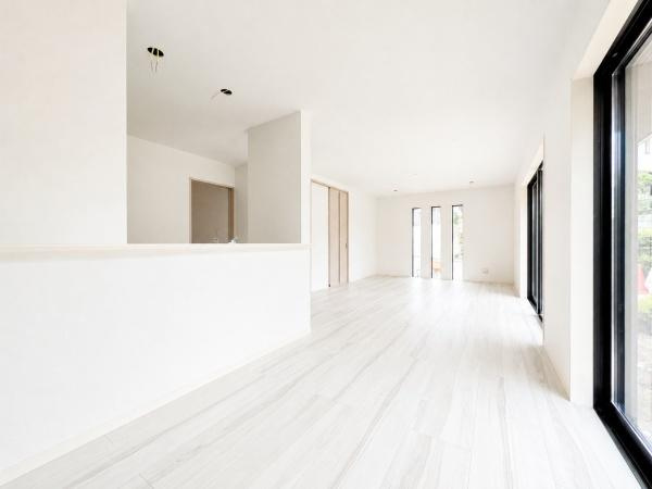 横浜市栄区本郷台３丁目の新築一戸建のキッチン|対面式のキッチンはお料理中でも家族とのお話も弾みます。
