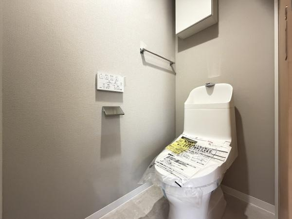 ロワール横浜大口のトイレ|清潔感のある内装のすっきりとしたデザインのトイレです。
水周りが綺麗だと安心ですね。
