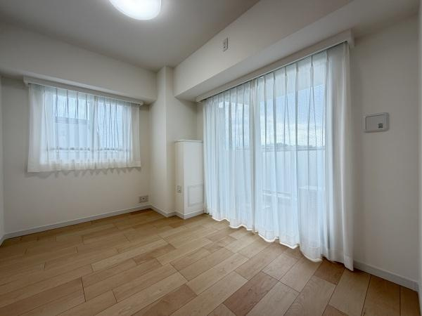 ロワール横浜大口の洋室|二面採光の明るく、落ち着きのある洋室！
休日はこちらでおくつろぎ下さい♪