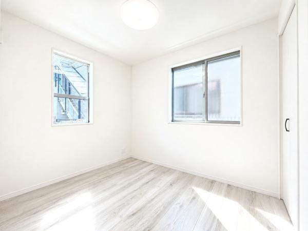 横浜市鶴見区岸谷４丁目の中古一戸建の洋室|二面採光の明るく、落ち着きのある洋室！
休日はこちらでおくつろぎ下さい♪
※家具等はＣＧで消しております。
