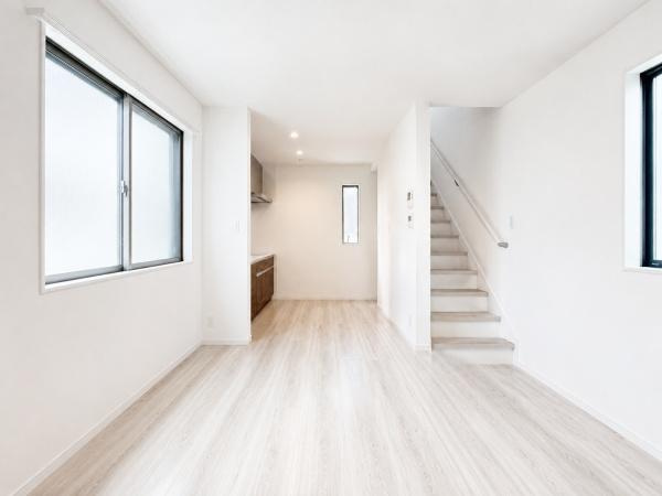 横浜市鶴見区岸谷４丁目の中古一戸建の居間・リビング|窓からは明るい光が差し込みます！
電気をつけなくても明るいです。
※家具等はＣＧで消しております。