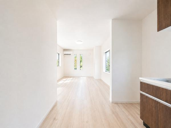 横浜市鶴見区岸谷４丁目の中古一戸建の居間・リビング|自慢したくなるリビング！
形も良く家具の配置にも困りません。
※家具等はＣＧで消しております。