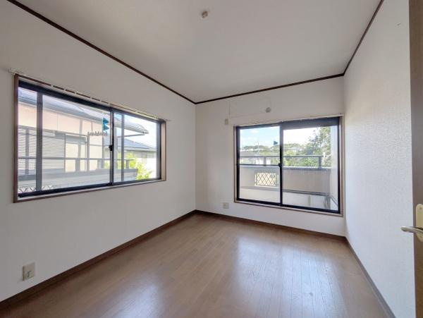 【洋室】 | 2面採光なので、日差しを長時間受ける事が出来る暖かいお部屋です。