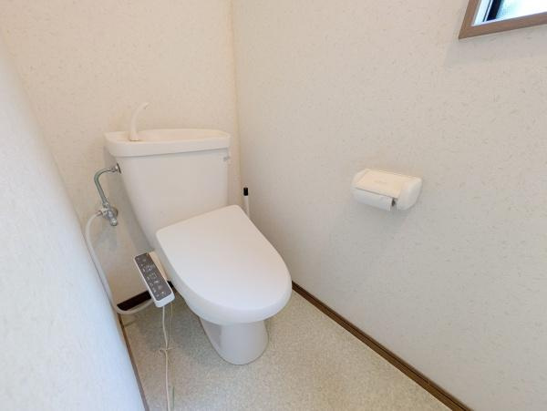 【トイレ】 | 窓があるので、換気しやすく匂いもこもりません♪暗くなりがちなトイレも明るいですよ♪