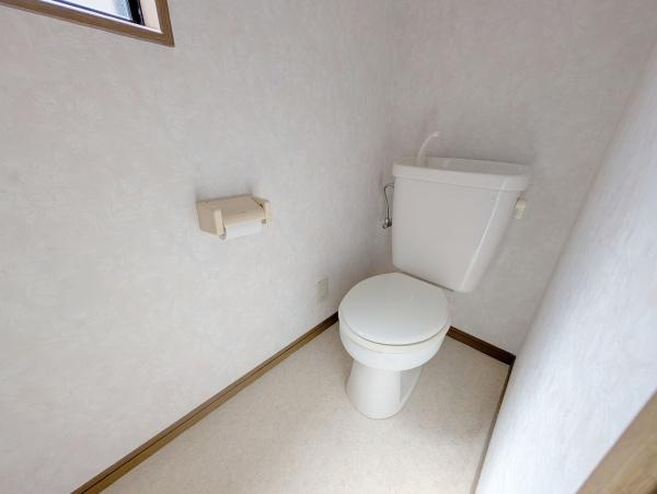 【トイレ】 | 2階にもトイレがあります。
1階にわざわざ降りなくて済むので重宝しますよ♪

