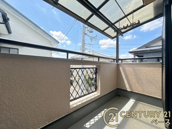香芝市北今市１丁目　一戸建のバルコニー|■現地撮影写真■日当たりのよいバルコニー！洗濯物もよく乾きます！