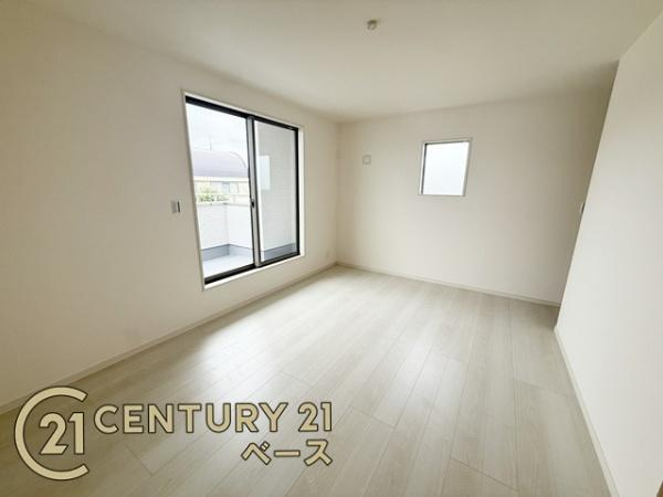リーブルガーデン東九条町 １号棟 ／新築一戸建の洋室|■バルコニーに面した開放感のあるお部屋です！