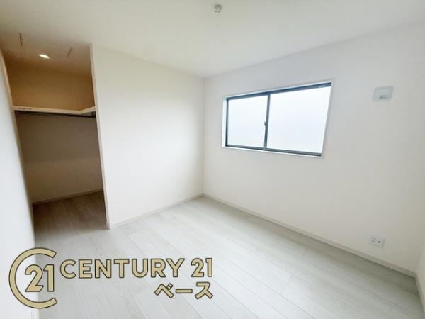 リーブルガーデン東九条町 １号棟 ／新築一戸建の洋室|■2階の洋室、収納も沢山あって便利ですね！