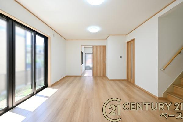大和郡山市矢田山町　一戸建の居間・リビング|■現地撮影写真■ご家族でくつろいでいただける広々したリビング！