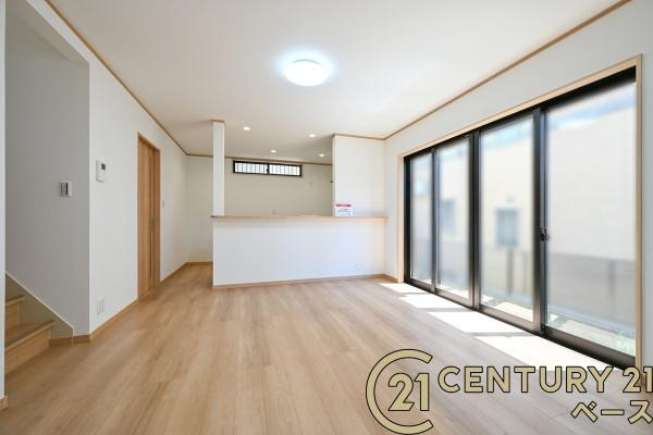 大和郡山市矢田山町　一戸建の居間・リビング|■現地撮影写真■大きな窓から柔らかい光が射し込みます！
