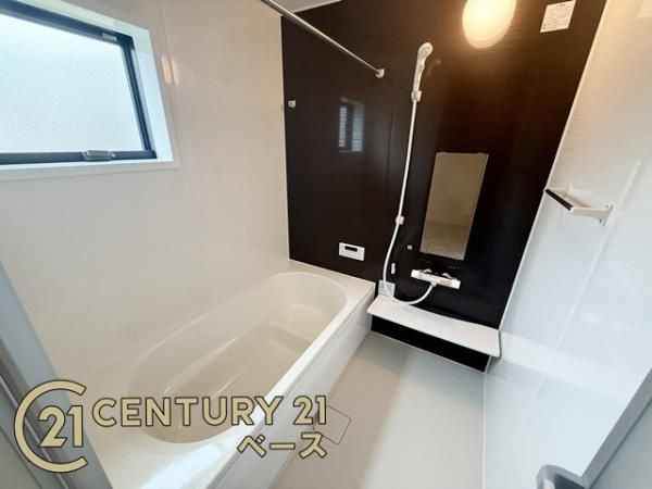 リーブルガーデン東九条町 ２号棟 ／新築一戸建の浴室|■ゆったりしたサイズの浴室！足を伸ばしての入浴は疲れも癒してくれます！