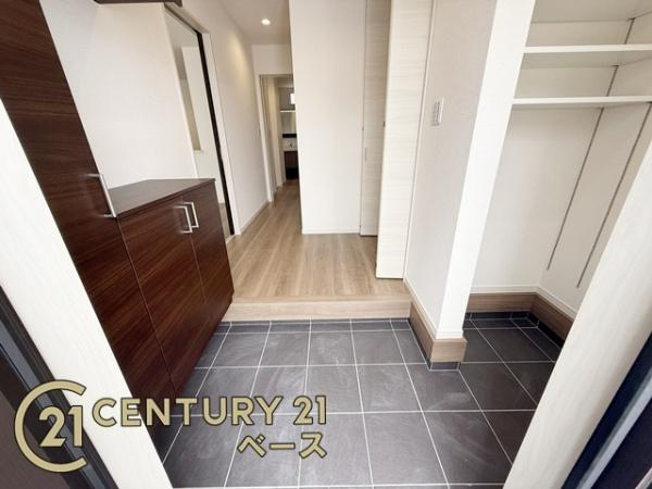 リーブルガーデン東九条町 ２号棟 ／新築一戸建の玄関|■可動棚付きで収納しやすい玄関土間収納もございます！