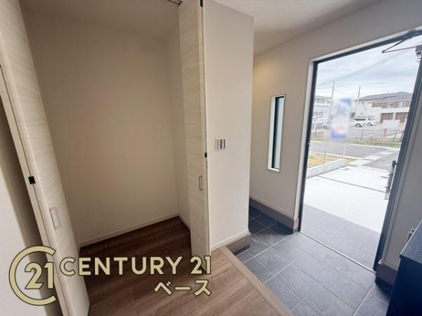 リーブルガーデン東九条町 ２号棟 ／新築一戸建の玄関|■玄関にはシューズインクローゼットもありすっきり片付きます！