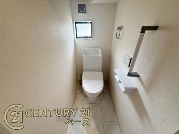 リーブルガーデン東九条町 ２号棟 ／新築一戸建のトイレ|■１階・２階ともにゆったりとした広さのトイレがあります。