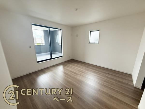 リーブルガーデン東九条町 ２号棟 ／新築一戸建の洋室|■明るい雰囲気の8帖の洋室です！