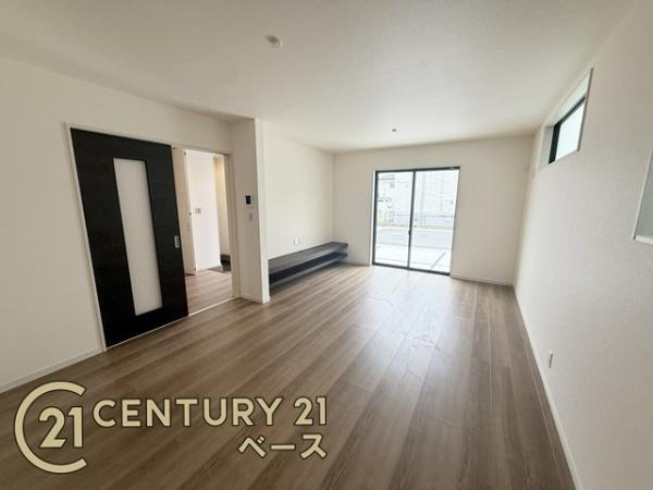 リーブルガーデン東九条町 ２号棟 ／新築一戸建の居間・リビング|■リビング南側には他の建物がなく、日当たり良好です。