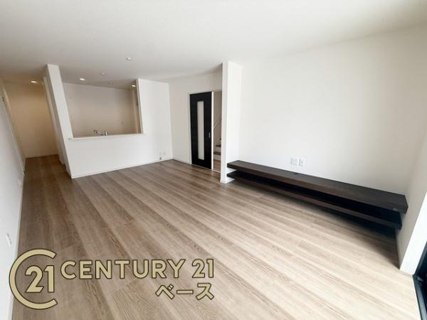 リーブルガーデン東九条町 ２号棟 ／新築一戸建の居間・リビング|■ご家族でくつろいでいただける広々としたリビングです！テレビなどが配置できる棚スペース有り！