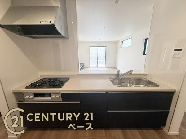 リーブルガーデン東九条町 ２号棟 ／新築一戸建のキッチン|■家族とのコミュニケーションがとりやすい人気の対面式カウンターキッチン！