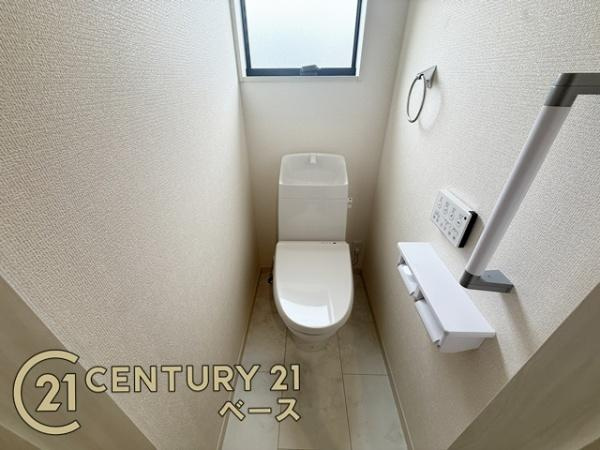 リーブルガーデン東九条町 ２号棟 ／新築一戸建のトイレ|■ウォシュレットが備わったトイレ。２階にもお手洗がございます。